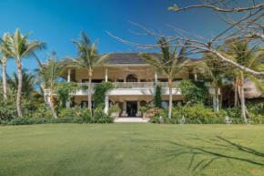 One-of-a-kind villa with open spaces and amazing views in luxury beach resort